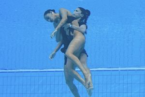 USA Swimmer Anita Alvarez faints during competition, rescued by coach from bottom of the pool