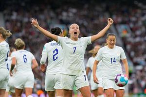 Women's Euro 2022: Mead strike gives hosts England victory in tournament opener