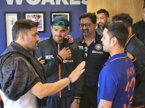 MS Dhoni meets India cricketers at Edgbaston; Young players take tips from 'Thala'