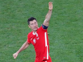 It's done! Bayern CEO Oliver Kahn confirms agreement with Barcelona for Robert Lewandowski