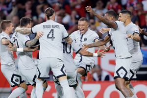 Ligue 1, Lille 1-7 Paris Saint-Germain: Mbappe scores after eight seconds and hits hat-trick in rout