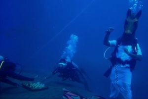 Chess Olympiad: Scuba divers play chess 60 feets below sea level - Watch