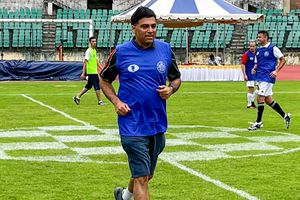 WATCH! Chess legend Viswanathan Anand plays football