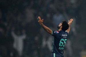 Pakistan beat England by six runs to take 3-2 lead in seven-match T20I series