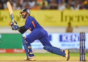 Dinesh Karthik suffers back injury at Perth; doubtful for Bangladesh game on November 2
