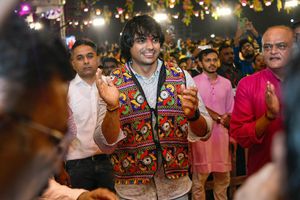 National Games 2022: Neeraj Chopra surprises fans in Vadodra, takes part in Garba night