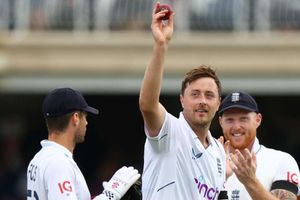England establish lead following frantic start to South Africa decider