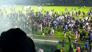 Pitch invasion after football match results in over 100 deaths in Indonesia