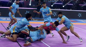 PKL 2022: Pardeep Narwal late-raid helps UP Yoddhas edge Jaipur Pink Panthers in thriller