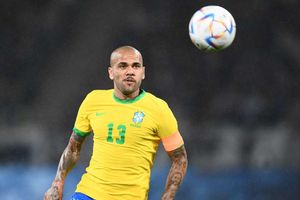 Dani Alves becomes Brazil's oldest World Cup star, Martinelli preferred to Firmino