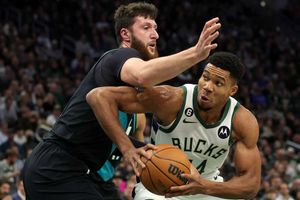 NBA: Antetokounmpo's Bucks beat the Lillard-less Trail Blazers, Brunson carries the Knicks