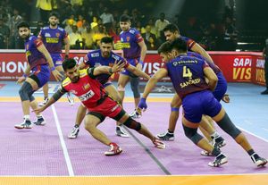 Bharat, Vikash Kandola Shine as Bengaluru Bulls Decimate Dabang Delhi K.C. to Qualify for Semis
