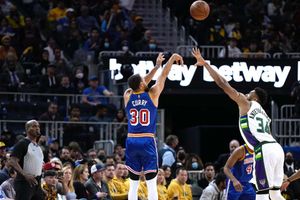 NBA Game of the Week: Warriors look to ease road woes against Bucks