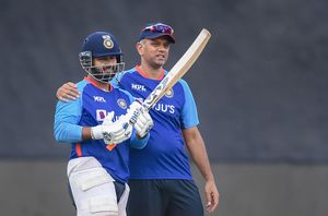 Rishabh Pant Accident: Team India led by coach Rahul Dravid wish wicketkeeper-batter a speedy recovery - Watch
