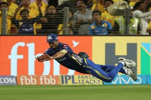 Ben Cutting takes an amazing catch for Sydeny Thunders in the Big Bash League, Watch Here