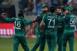 Shahid Afridi hosts Pakistan team for dinner ahead of the New Zealand ODIs - Watch
