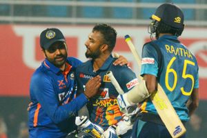 Rohit Sharma withdraws appeal after Mohammed Shami runs out Dasun Shanaka at non-striker's end