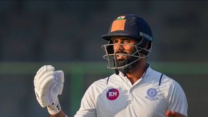 Hanuma Vihari fractures his Wrist in Ranji Match, then comes out to bat Left-Handed: Watch