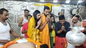 Help Almighty! KL Rahul visits Mahakaleshwar Temple with wife ahead of Indore Test - Watch