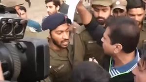 Pakistan journalists and police fight outside Lahore's Gaddafi Stadium before PSL match; watch video
