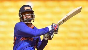 Prithvi Shaw manhandled by drunk fans in Mumbai after India cricketer refuses to give selfie - Watch Video