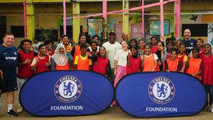 Chelsea FC legend Jimmy Floyd Hasselbaink holds masterclass for under priviledged kids in Dharavi