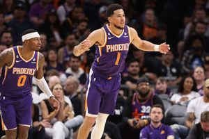 Booker scores 44 in Suns win after Durant's home debut delayed, Doncic injured as Mavs lose