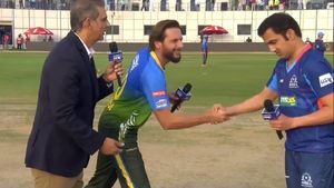 'Main jhukega nahi': Twitter reacts to Gautam Gambhir's hilarious handshake moment with Shahid Afridi