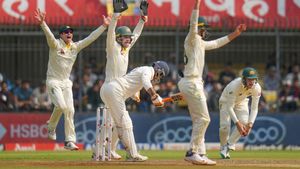 India vs Australia 3rd Test: Hosts suffer horrific collapse in morning session, top 5 back in dressing room