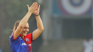 WPL 2023, RCB vs DC: USA's Tara Norris runs through RCB, sets Twitter on fire
