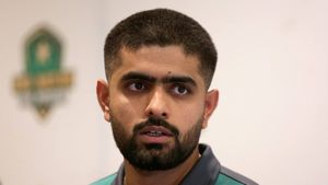 Kamran Akmal Asks Babar Azam to Keep Personal Agendas aside, Backs Brother Umran For Pakistan Comeback