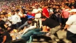 IPL 2023: Massive Brawl between Fans at Arun Jaitley Stadium during DC vs SRH Match - Watch