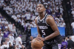 Kings edge Warriors after Curry misses buzzer-beater, Brunson leads Knicks past Cavs