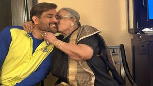 'Heroes are born and Dhoni proves that', CSK skipper MS Dhoni hailed by Khushbu Sundar - Watch