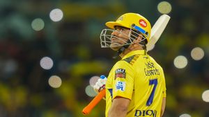 RCB vs CSK, IPL 2023: MS Dhoni sends Chinnaswamy crowd crazy during Toss in Bangalore