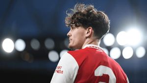 Arsenal teenager Michal Rosiak signs professional contract