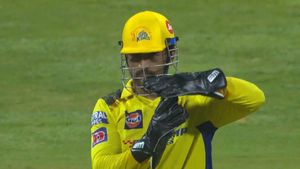 IPL 2023, MI vs CSK: Dhoni Review System Trends on Twitter After Accurate Call on Suryakumar Yadav Dismissal