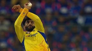IPL 2023, MI vs CSK: Ravindra Jadeja takes stunning return catch as umpire ducks to save himself - Watch