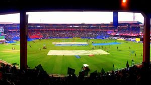RCB vs LSG Weather Report, IPL 2023: M Chinnaswamy Stadium, Bengaluru rain prediction, dew point on Monday