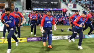 LSG vs DC: Sarfaraz Khan keeps wicket for Delhi Capitals; Gavaskar and Raman not impressed