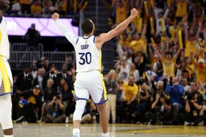 Warriors hold on to square series despite wild finish against Kings, Celtics and Knicks pull clear