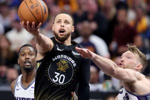 Curry catches fire to keep the Warriors alive, Maxey delivers for the 76ers