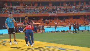 IPL 2023: David Warner touches Bhuvneshwar Kumar's feet on his 'homecoming' to Hyderabad - Watch Video
