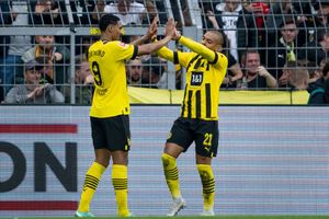 Borussia Dortmund 5-2 Borussia Monchengladbach: Malen and Haller show keeps BVB's title pursuit alive
