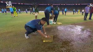 IPL 2023 Final: 'BCCI using sponges to dry field?' Hilarious Twitter reactions as rain interrupts CSK vs GT
