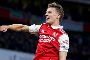Martin Odegaard double returns Arsenal to top of the Premier League