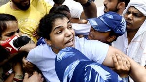 Wrestlers' Protest: Vinesh Phogat, Sakshi Malik and others dragged by police; detained before Mahapanchayat