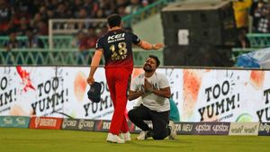 LSG vs RCB, IPL 2023: Virat Kohli feet touched by intruding fan, Kohli Hugs back - Watch