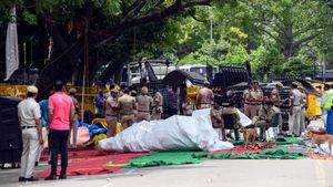 Wrestlers' protest: Delhi Police prohibit sit-in at Jantar Mantar after filing FIR against Bajrang Punia & Co.