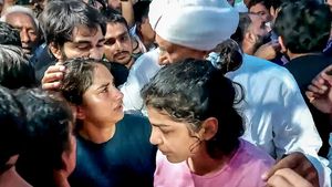 Wrestlers' Protest: Farmers' leader persuades wrestlers not to immerse medals in Ganga